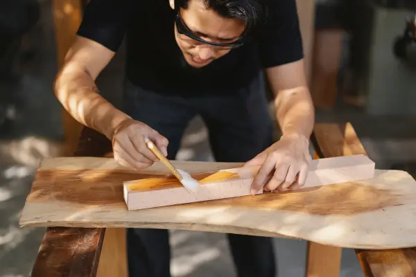 Pintura ou Verniz? Como Escolher o Melhor Acabamento para Restaurar Móveis