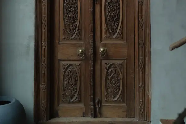 Como Restaurar uma Porta de Madeira Antiga: Passo a Passo Simples e Eficiente